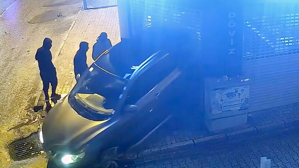 Ciple kapıyı kırıp döviz çaldılar!