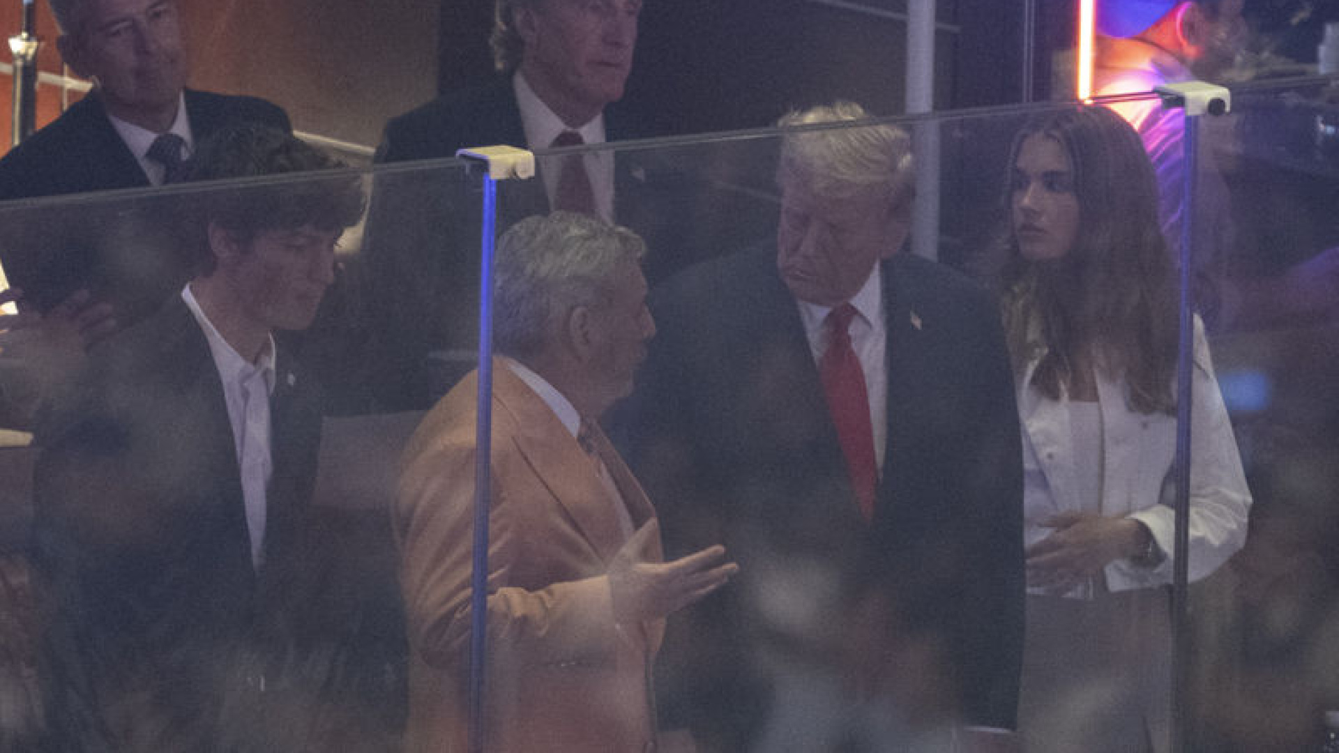 Trump NBA final maçında seyirciler tarafından yuhalandı