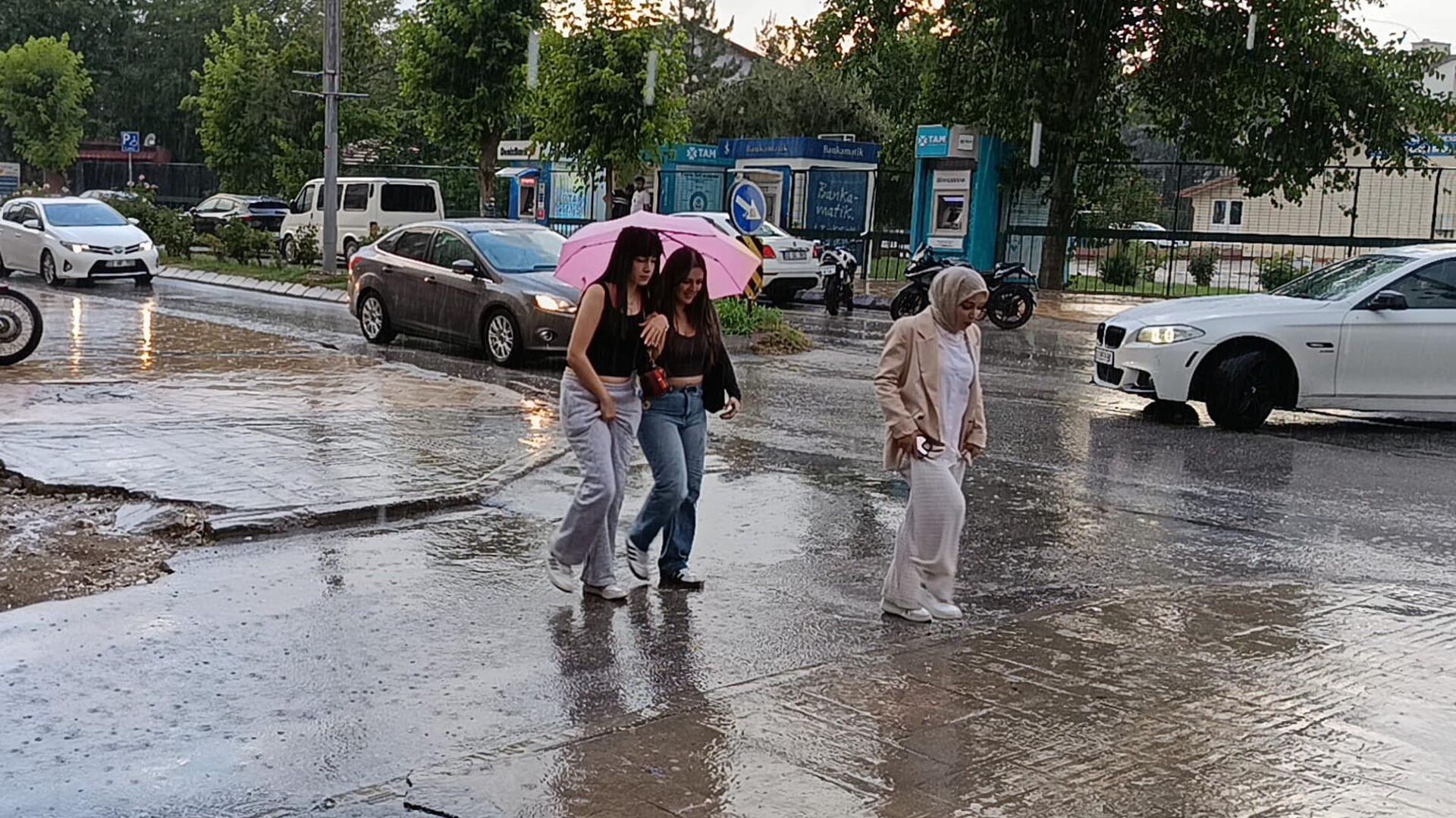 Meteoroloji'den sağanak yağmur alarmı: Sel ve su baskınları uyarısı