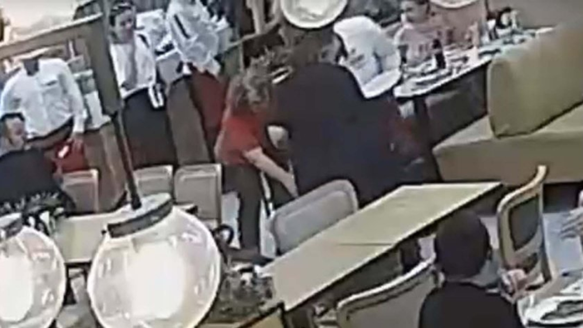 Kızgın tereyağı bebeği yaktı! Feci anlar kamerada