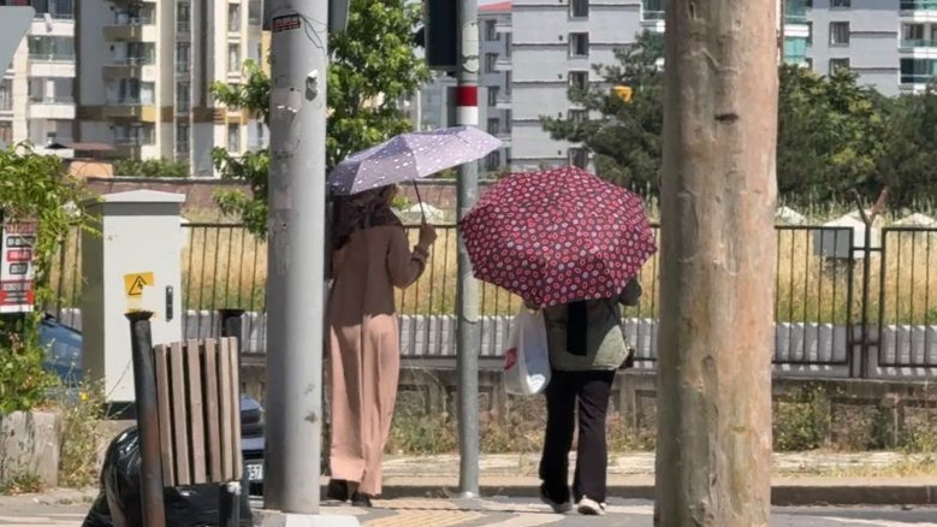 Diyarbakır'da Sıcaklık 40 Dereceye Yaklaştı, Vatandaşlar Gölgelik Alanlara Akın Etti