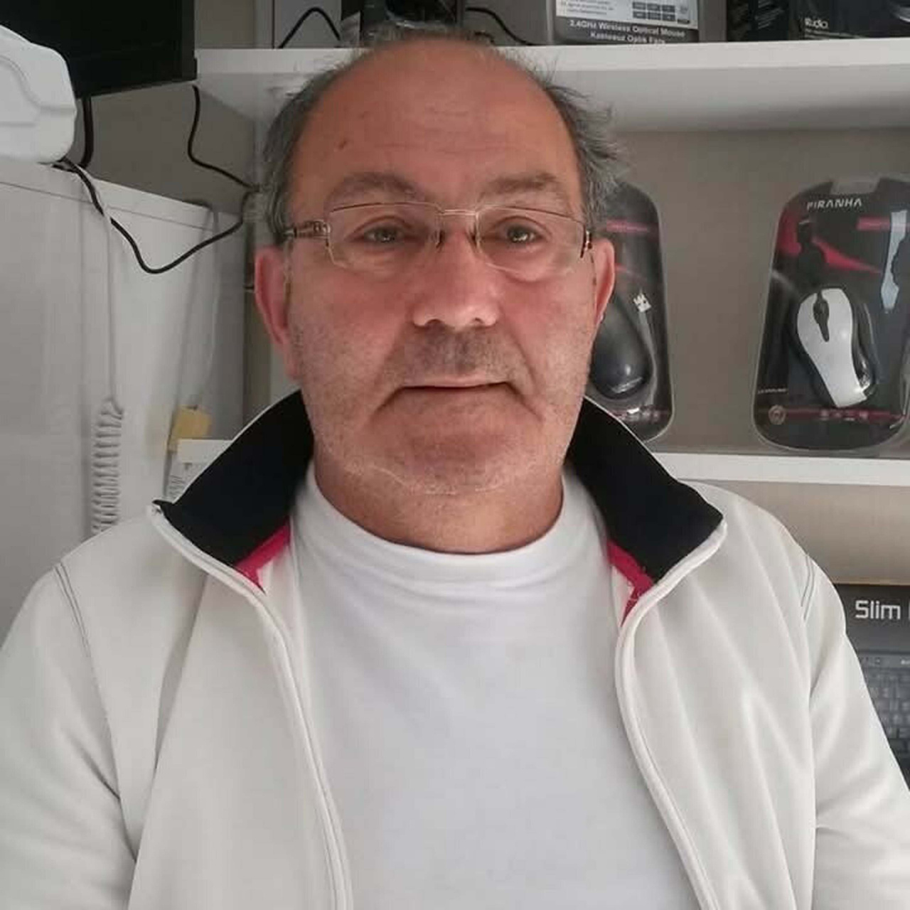 Modacı evinde ölü bulundu