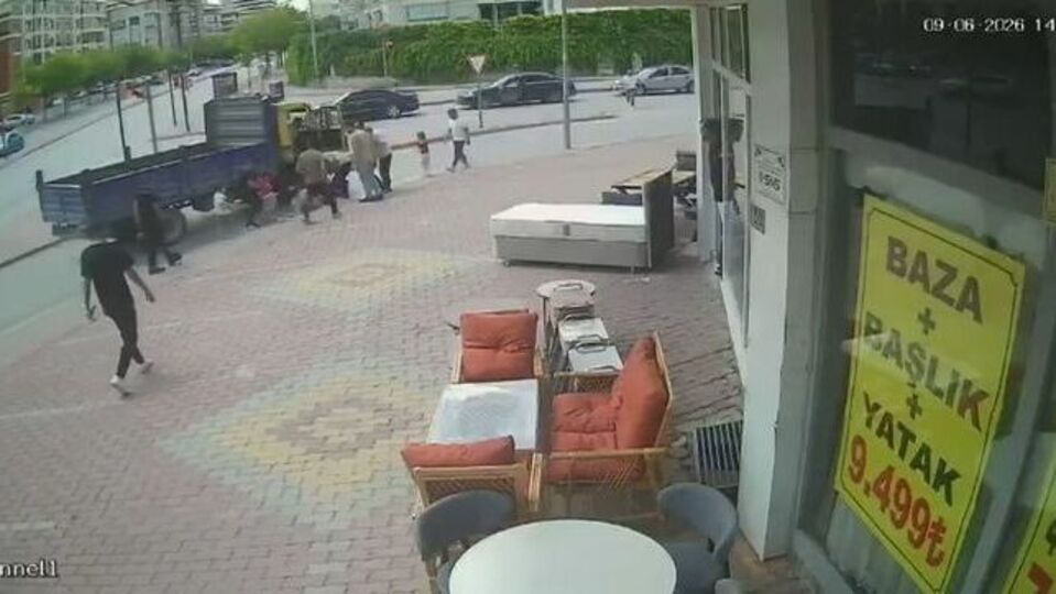 Çocuklar kamyonetin altında kaldı