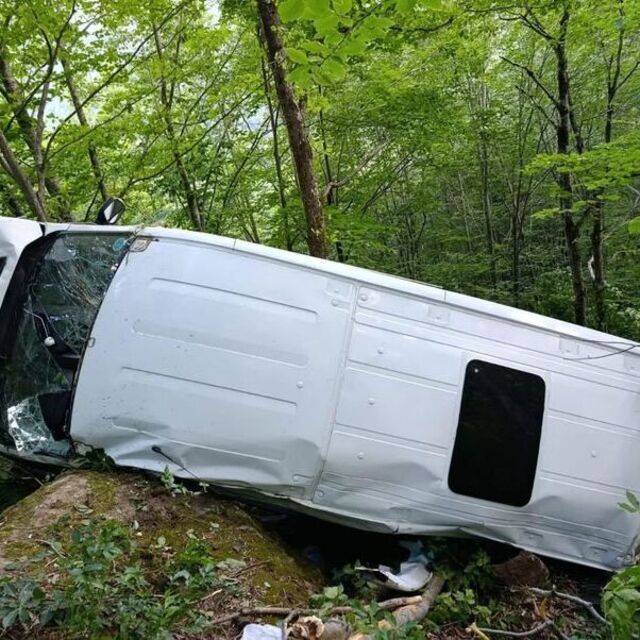 11 yaralı! Minibüs şarampole yuvarlandı