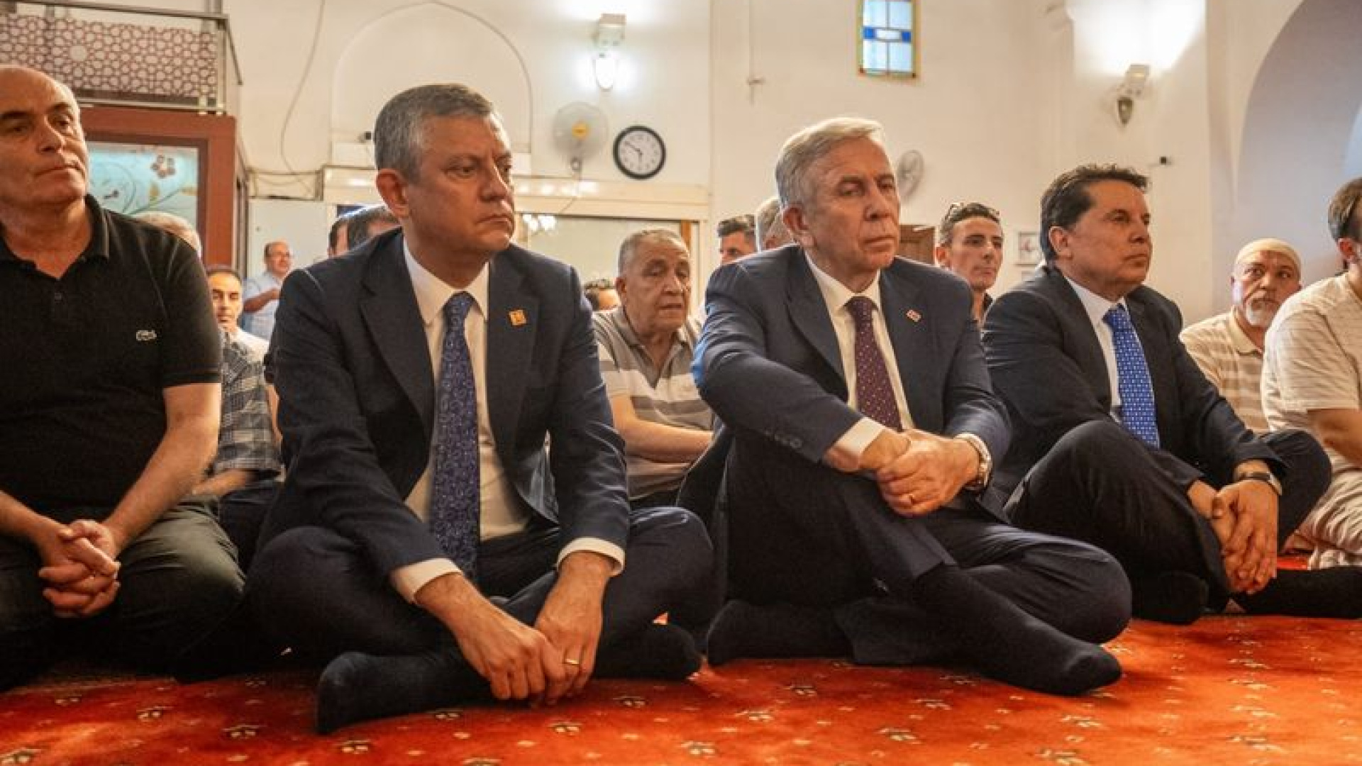Özel ve Yavaş, Manisa'da Ferdi Zeyrek için düzenlenen mevlide katıldı
