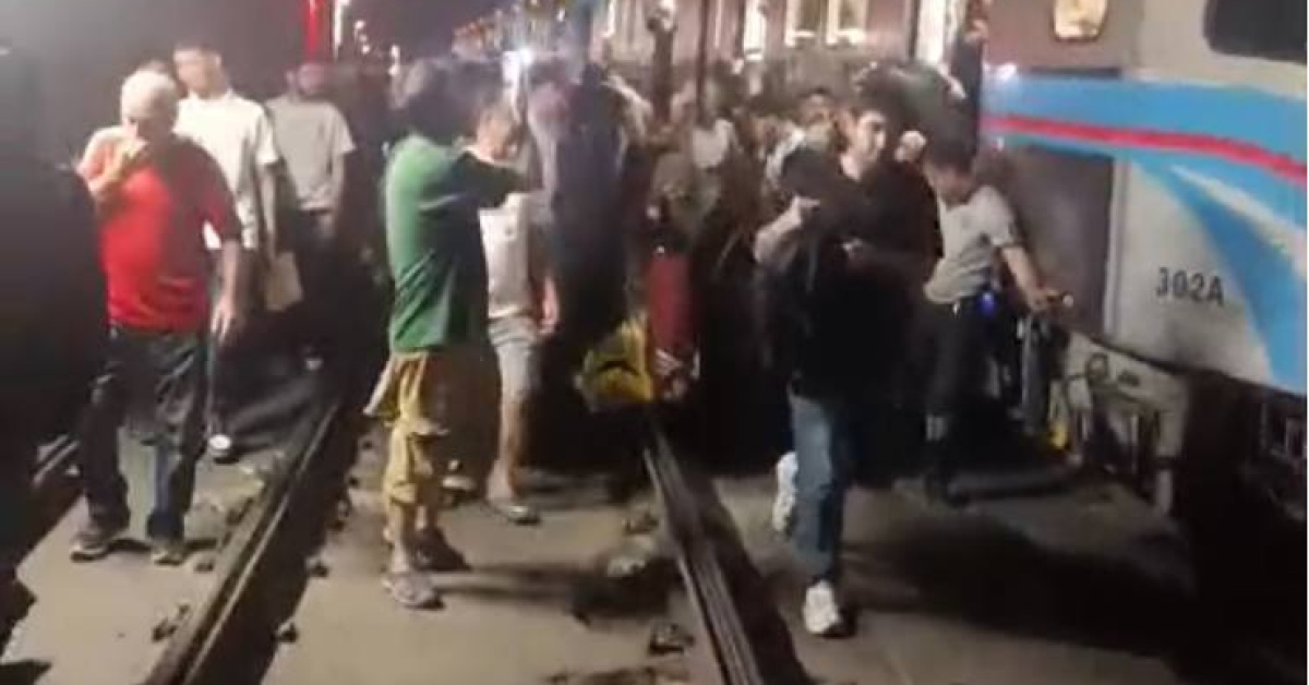 Gaziosmanpaşa’datrafoda çıkan yangın nedeniyle tramvay seferleri durd