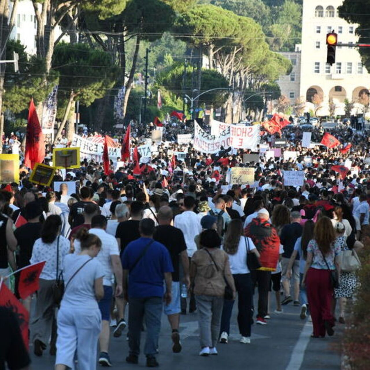 Arnavutluk'taki gösteriler sürüyor