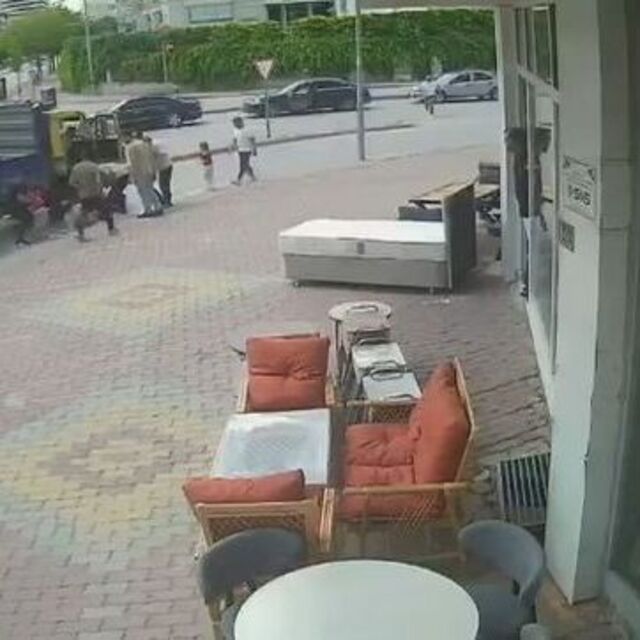 Çocuklar kamyonetin altında kaldı