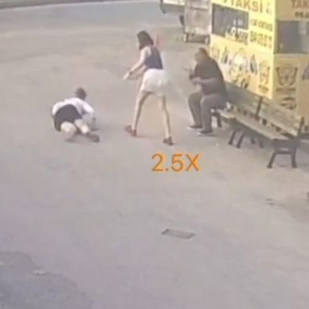 Düşen sineklik başına çarptı