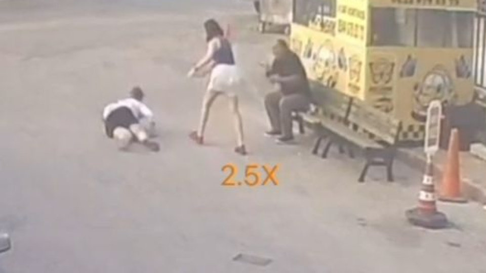 Düşen sineklik başına çarptı