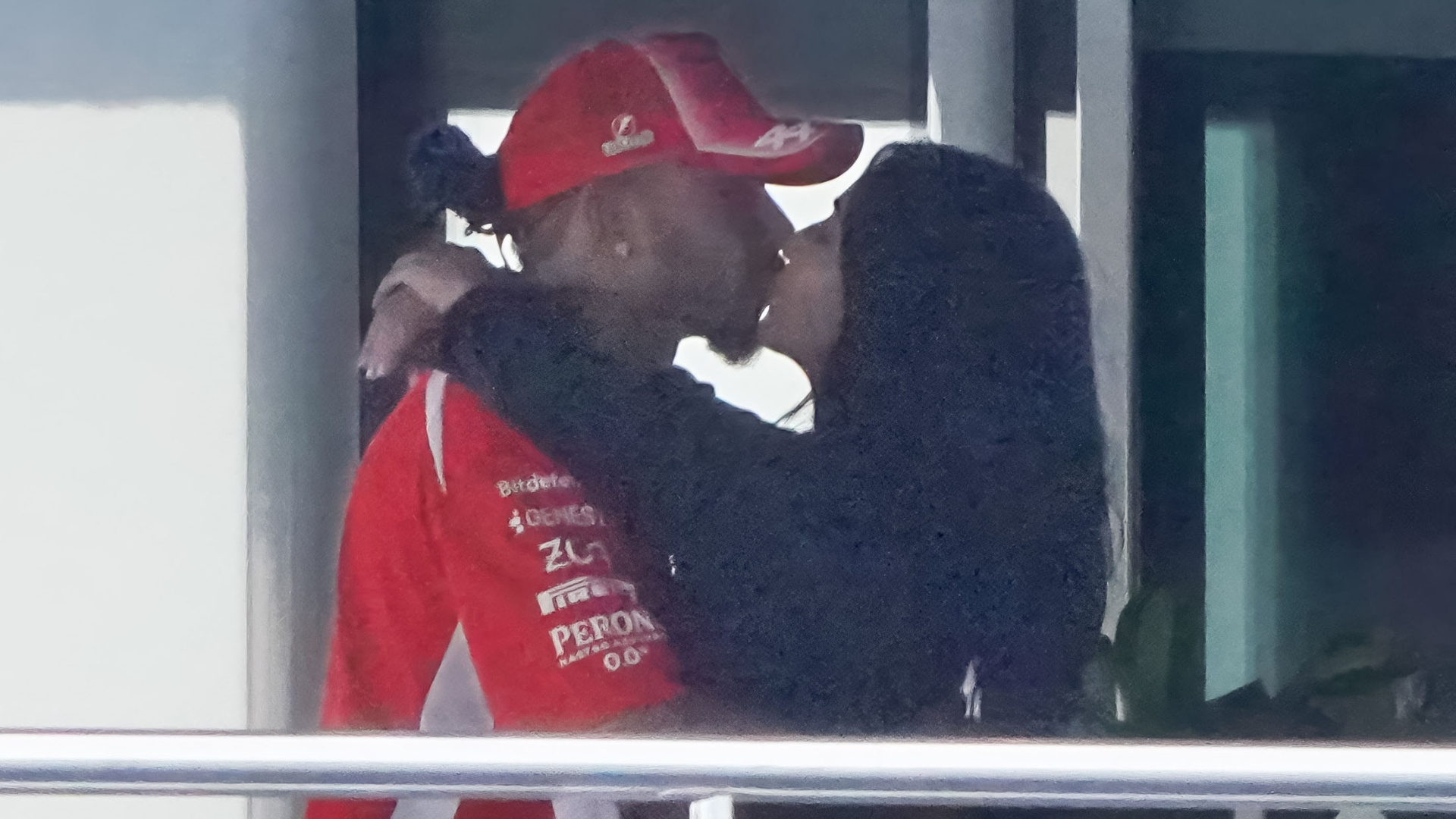 Kim Kardashian'dan Lewis Hamilton'a Monaco Grand Prix ikinciliğini kutlama öpücüğü