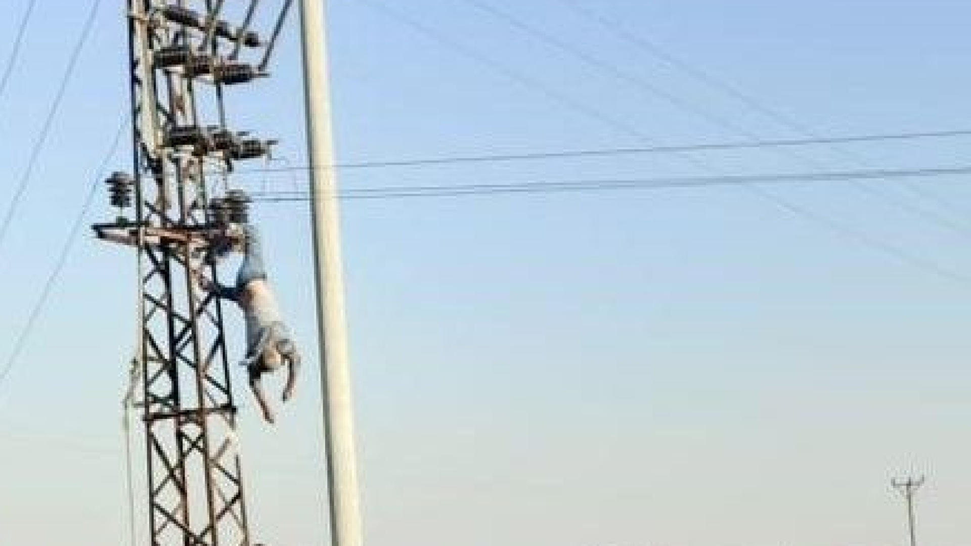 Şanlıurfa'da Elektrik Akımına Kapılan İşçi Direkte Asılı Kaldı