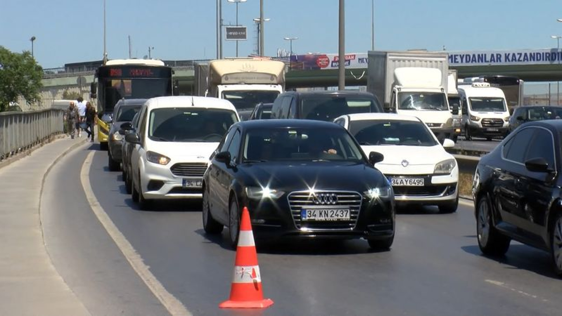 D-100'de Kentsel Dönüşüm Binasında Yangın: Trafik Yoğunluğu