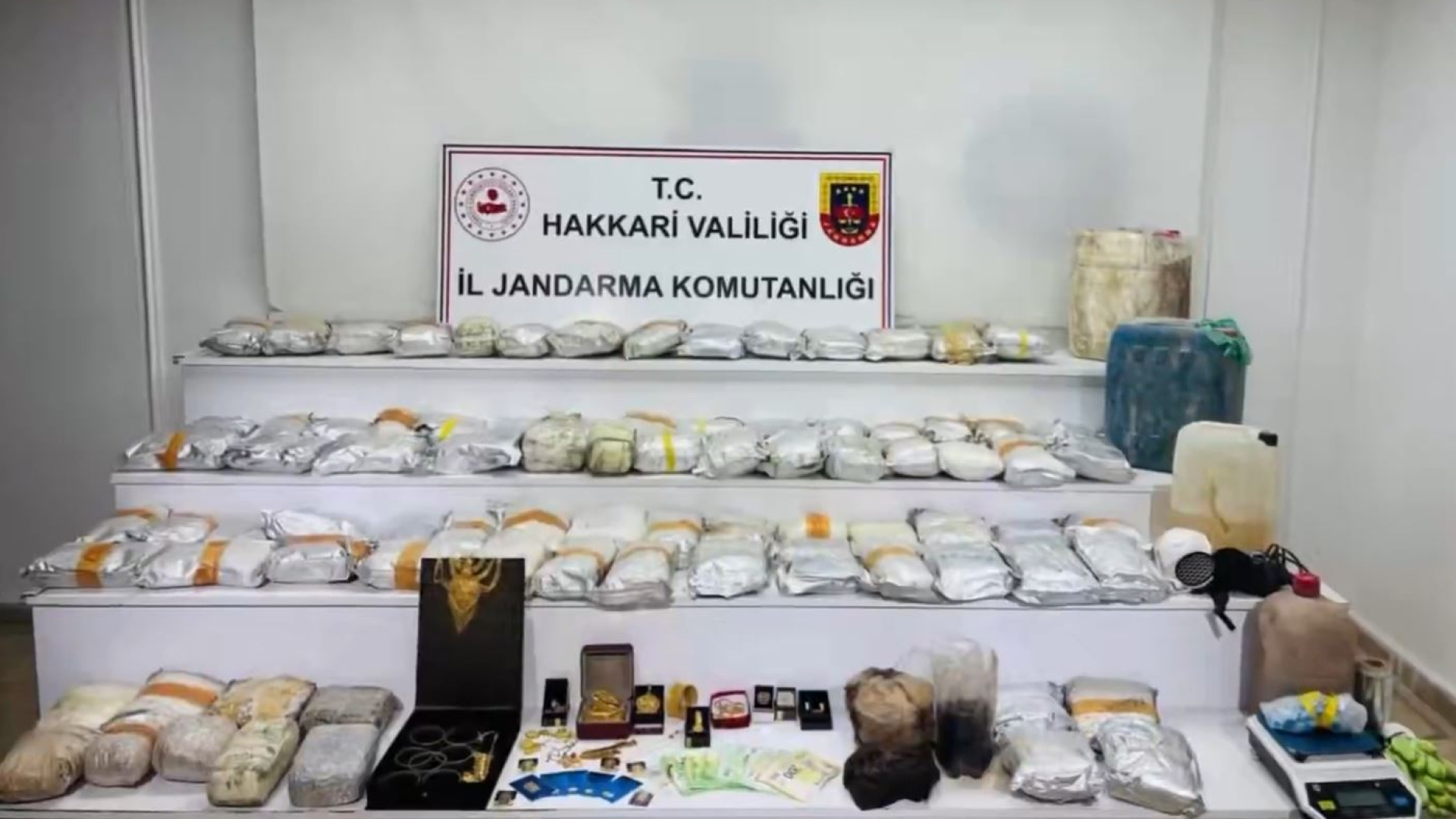 Hakkari'de İHA destekli uyuşturucu operasyonunda 626 kilogram ele geçirildi