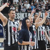 Beşiktaş GAİN ve Bahçeşehir Koleji arasındaki basketbol maçı mücadelesi.