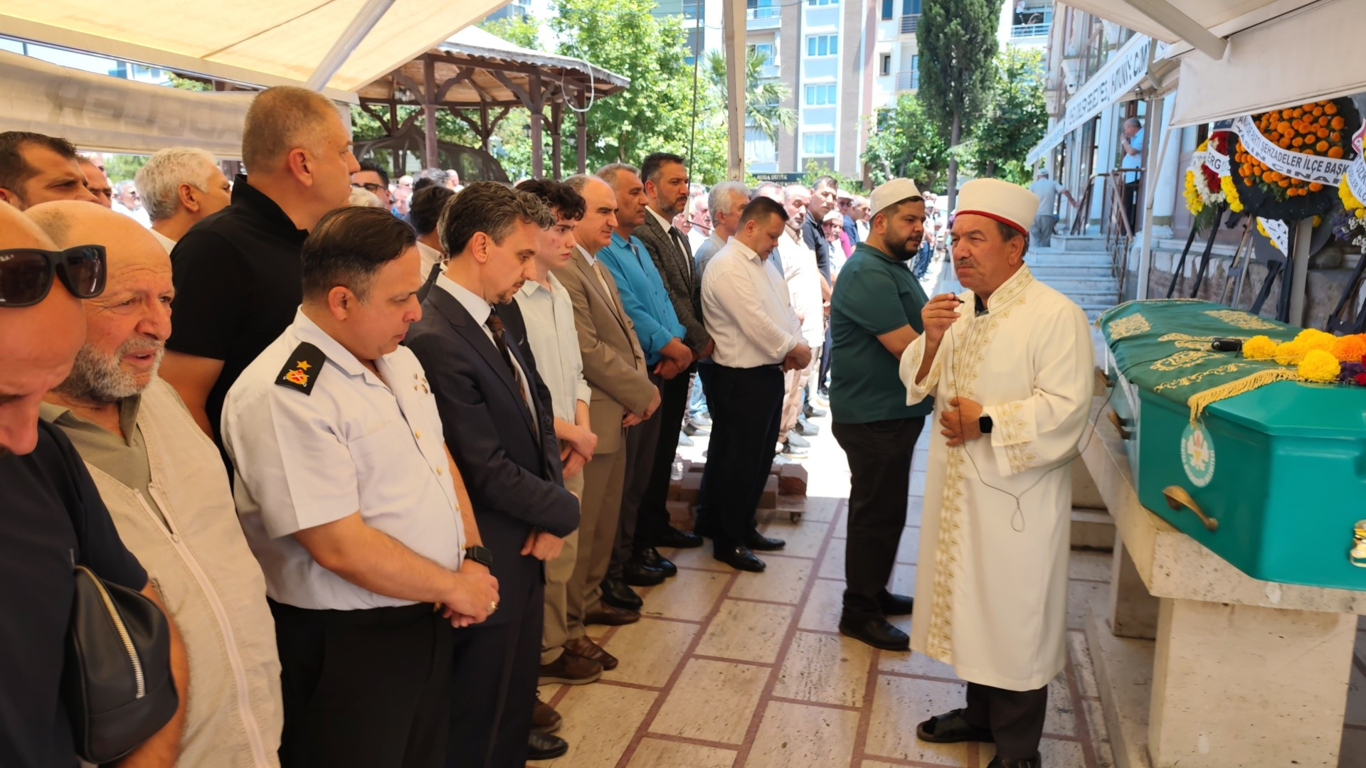 Arkadaşının cenazesinde kalp krizi geçirdi