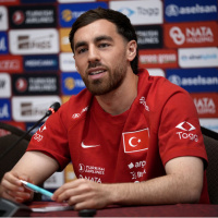 Milli futbolcu Orkun Kökçü basın toplantısında konuşurken.
