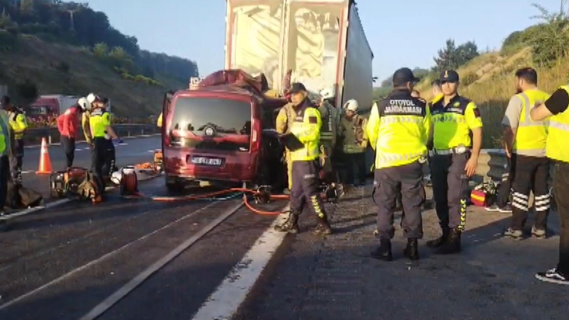 İstanbul'da feci kaza: 1'i bebek 3 kişi hayatını kaybetti