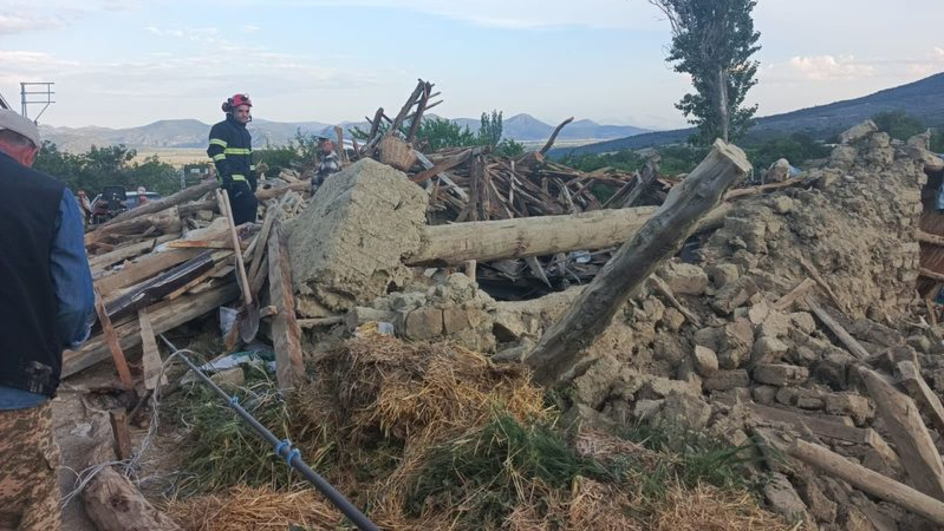 Kerpiç Ev Çöktü: 2 Yaralı, Büyükbaş Hayvan Kurtarıldı