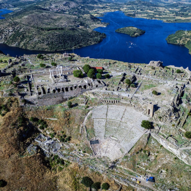 Bir yanda antik kent, diğer yanda modern yerleşim