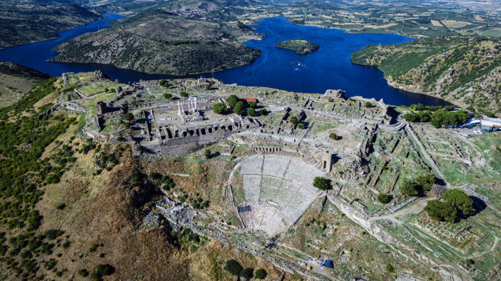 Bergama Akropolis'inde Tarih ve Modern Yaşam Aynı Manzarada Buluşuyor