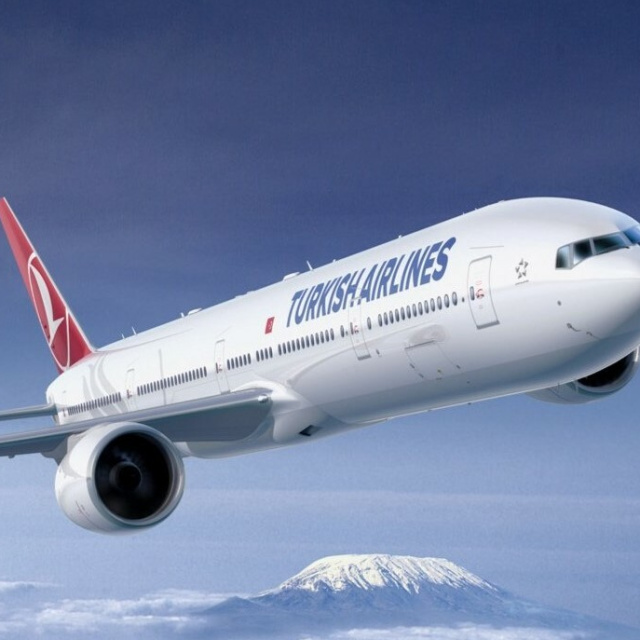 THY uçağının sağ kanadı antene çarptı