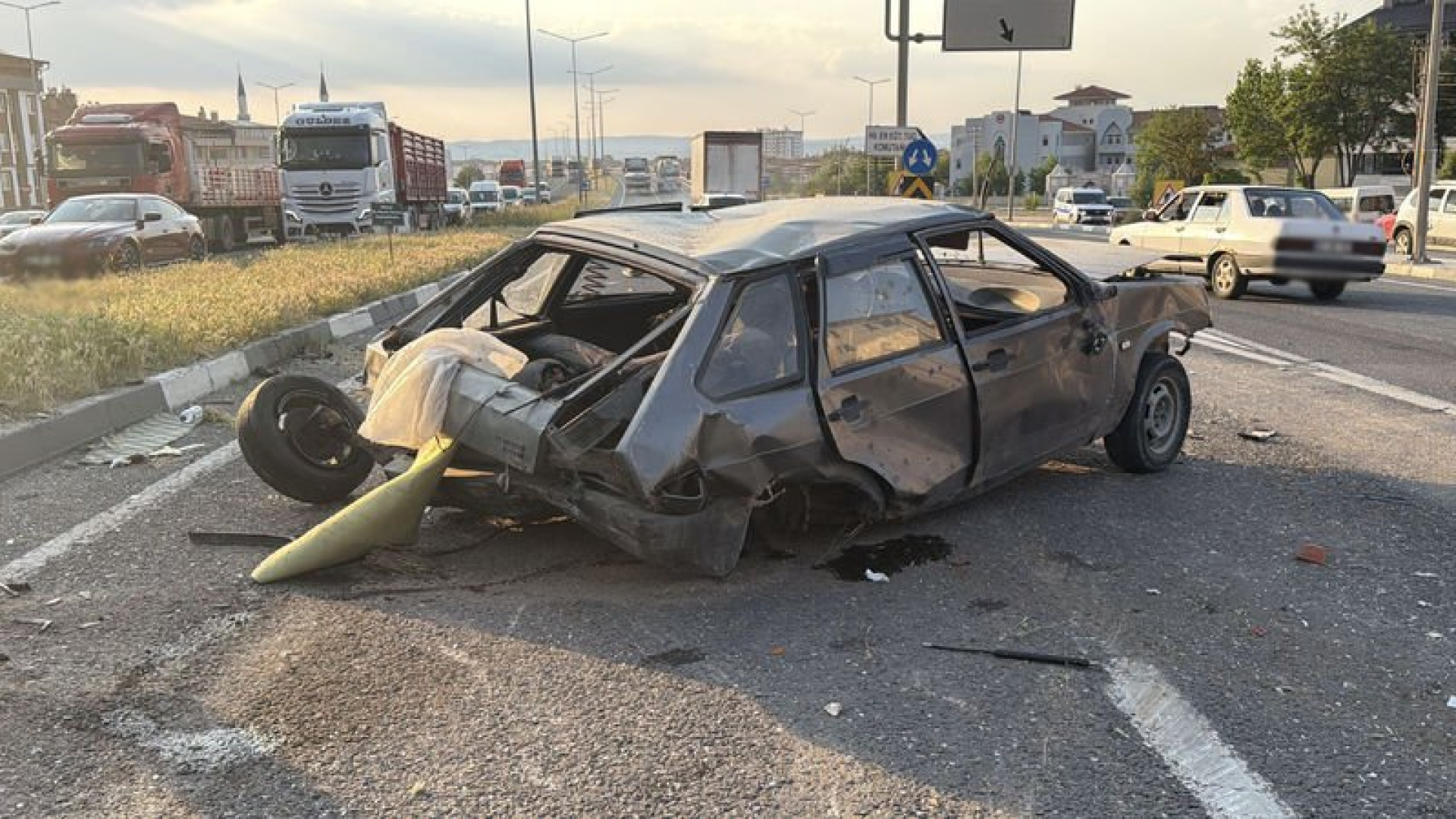 Kütahya'da TIR ile çarpışan otomobil takla attı: 1 ölü, 2 yaralı
