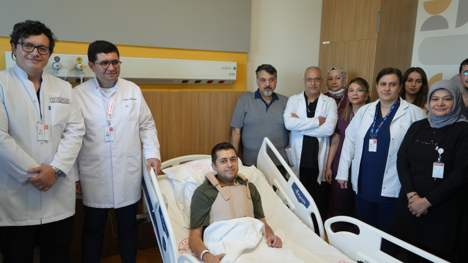 Aortu yırtıldı! Yapay damarla hayata tutundu
