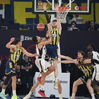Fenerbahçe Beko ve Beşiktaş GAİN basketbol takımları parkede mücadele ederken.