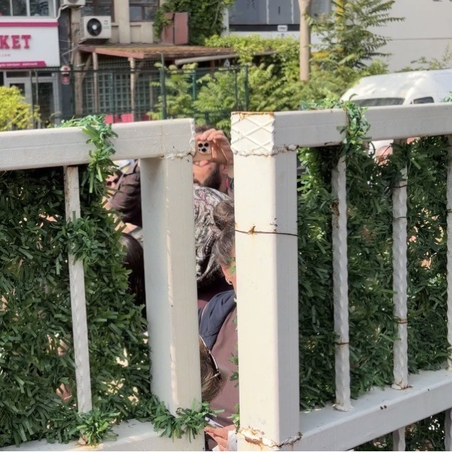 Sınava dakikalar kala öğrenciler okul bahçesine alınmayınca gerginlik yaşandı