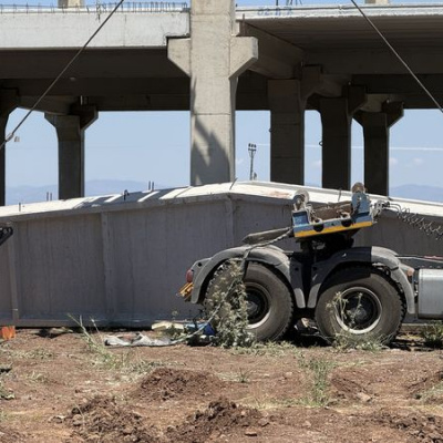 15 tonluk beton blok üzerine düştü