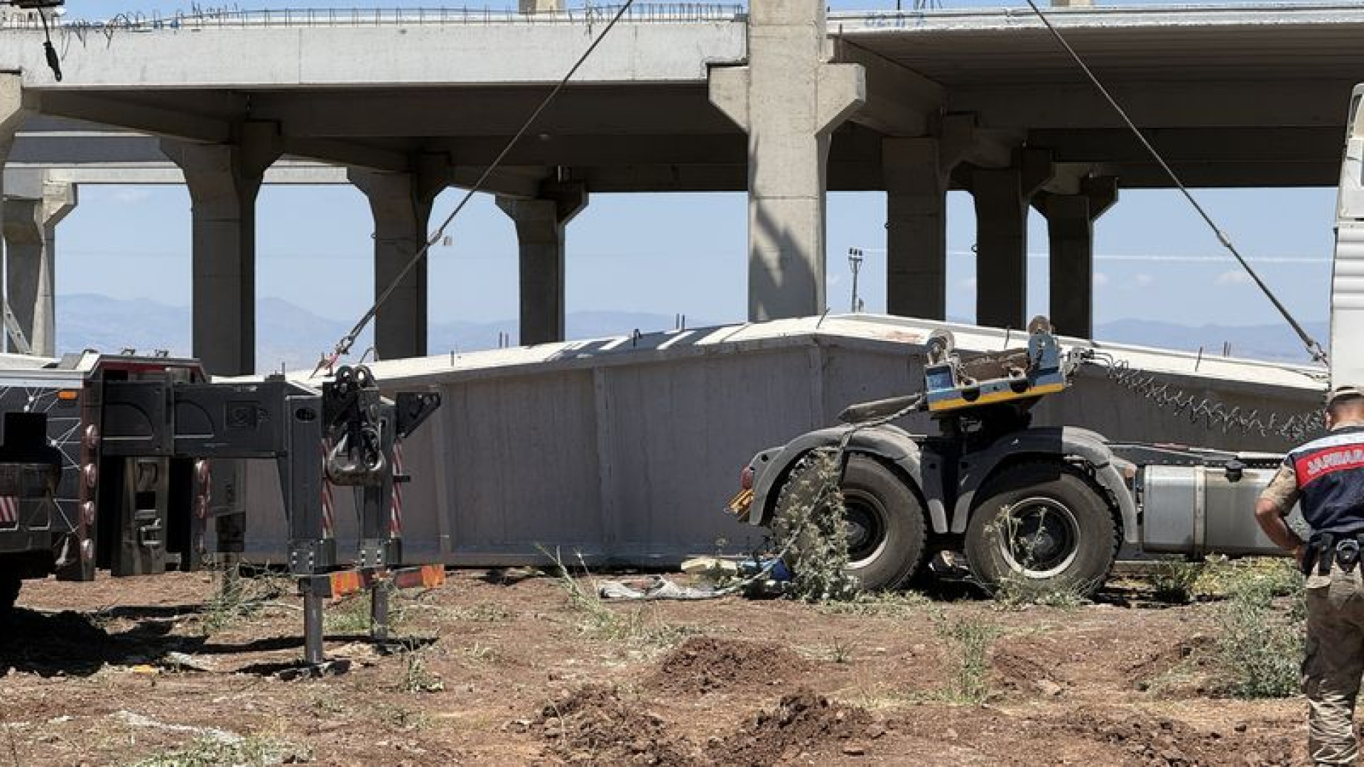 Diyarbakır'da 15 tonluk beton blok altında kalan işçi hayatını kaybetti