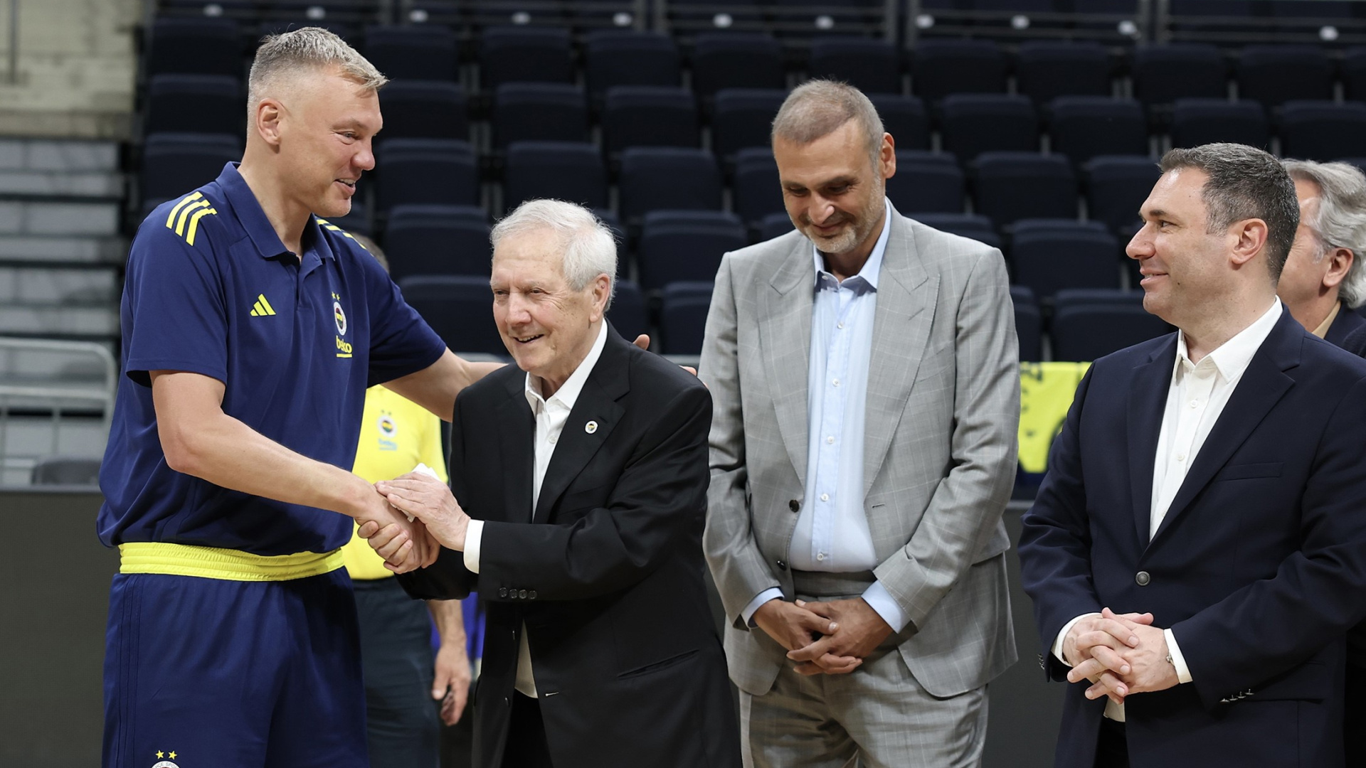 Aziz Yıldırım ve yönetimden Fenerbahçe Beko'ya başarı ziyareti