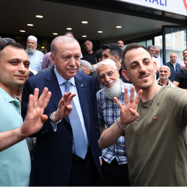 Beyoğlu'nda vatandaşlarla buluştu