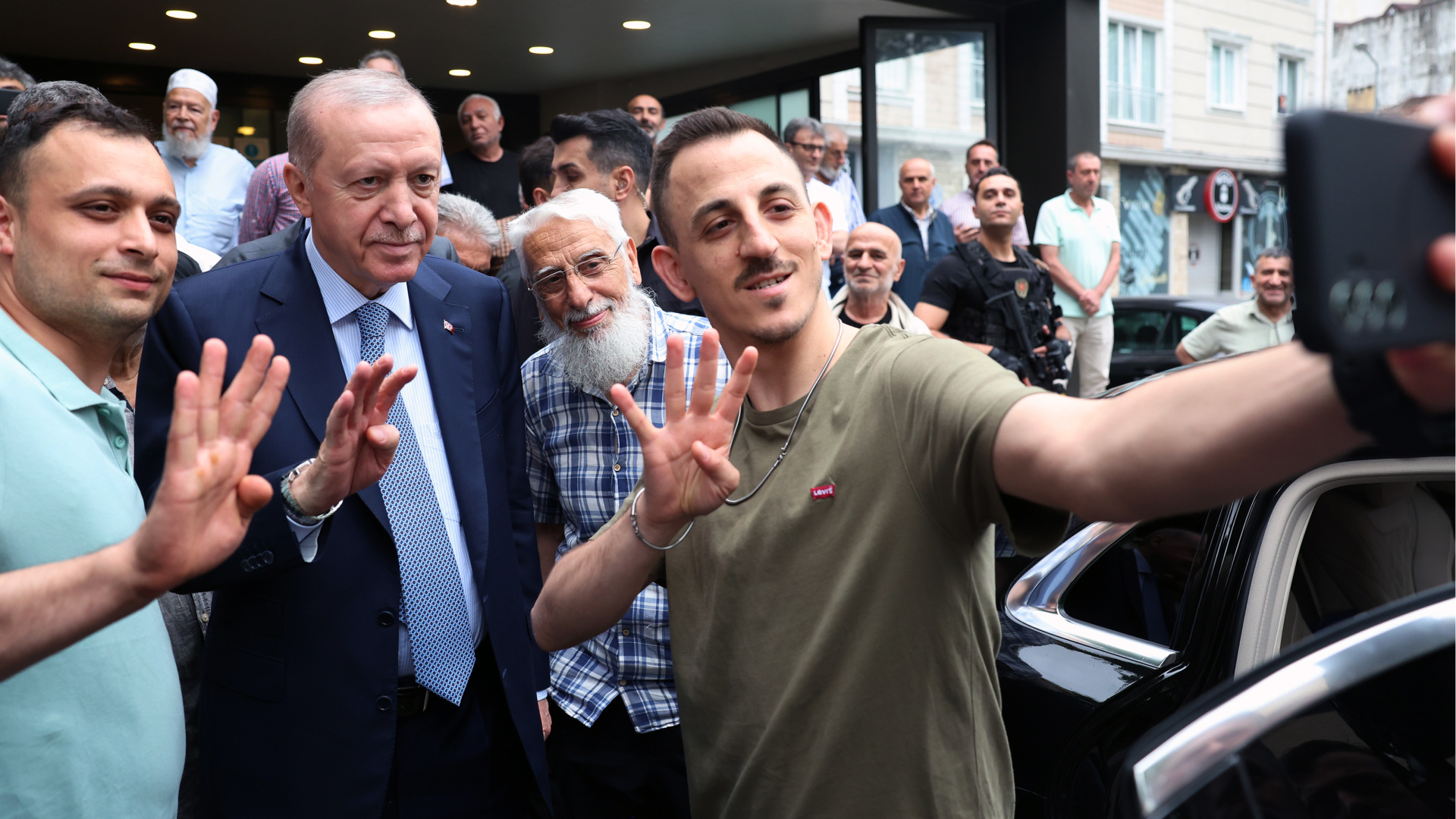 Cumhurbaşkanı Erdoğan, Erzurum Vakfı Lokalini Ziyaret Etti