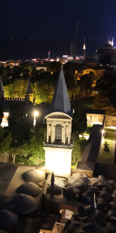 Sarayda gecenin kapıları açılıyor