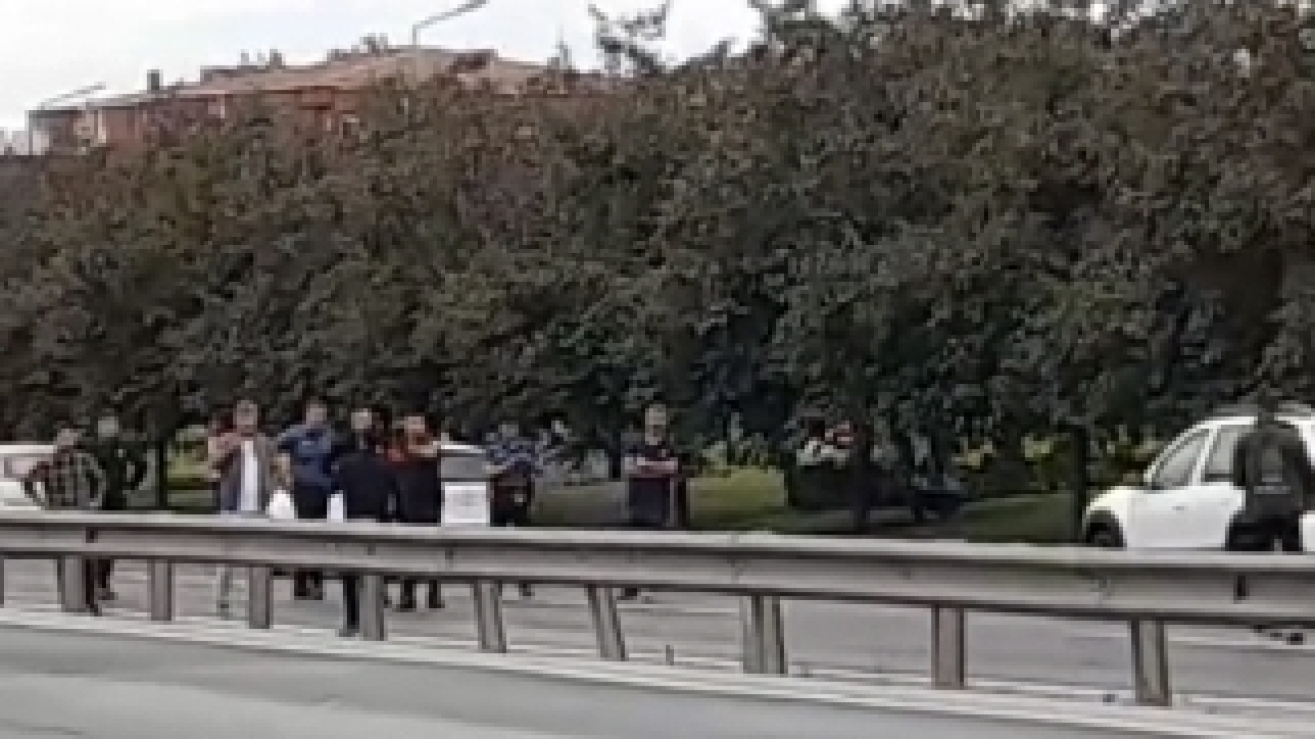 Büyükçekmece'de D-100'de bıçaklı şahıs polisi harekete geçirdi, trafik yoğunluğu oluştu
