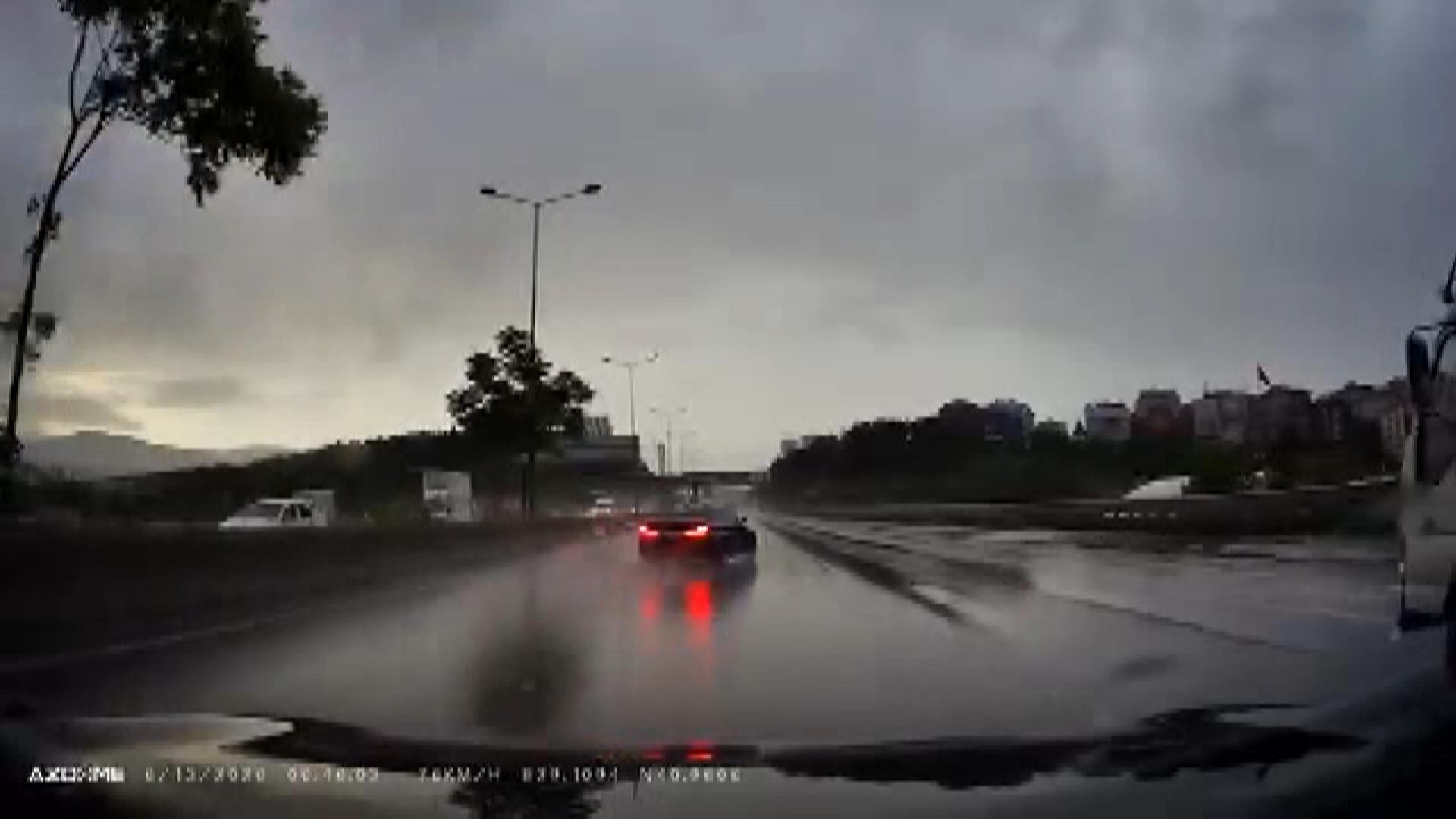 Maltepe D-100'de yağış nedeniyle kayan otomobil bariyere çarptı: Kaza kamerada