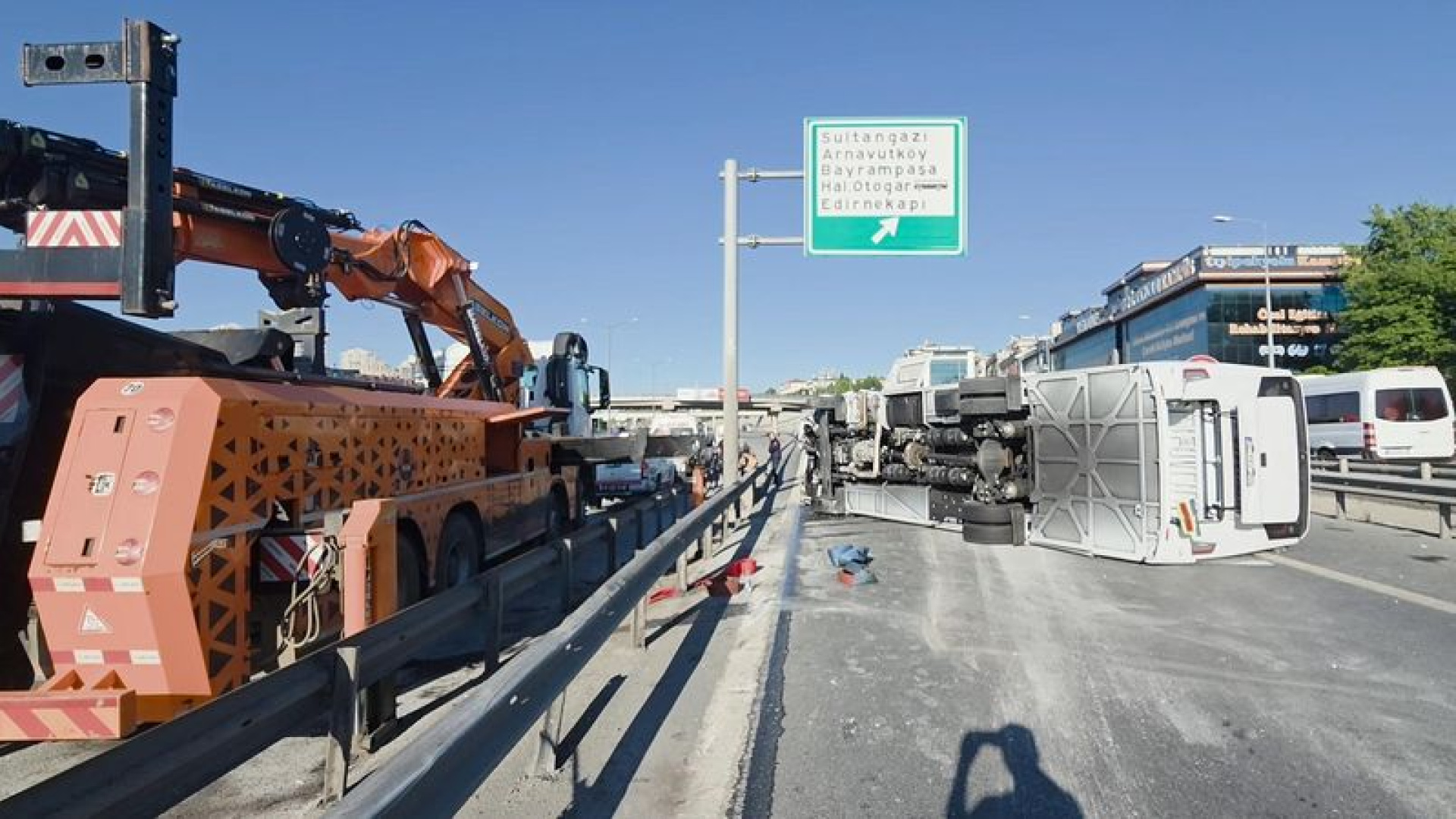 İstanbul'da midibüs devrildi: 1'i çocuk 12 yaralı