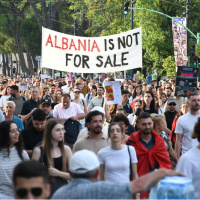 Arnavutluk'ta protestolar sürüyor