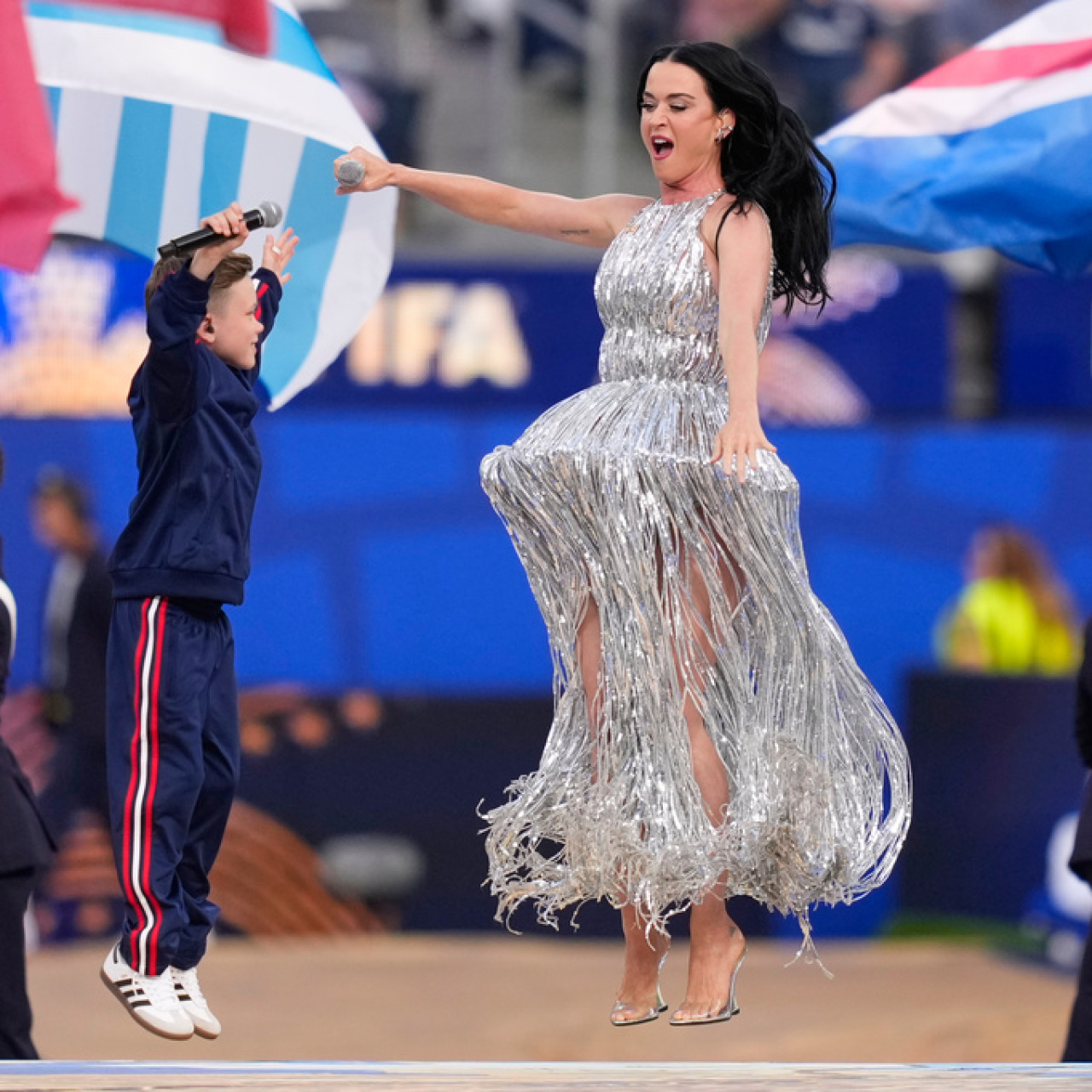 Katy Perry 10 yaşındaki şarkıcıyla açılış yaptı