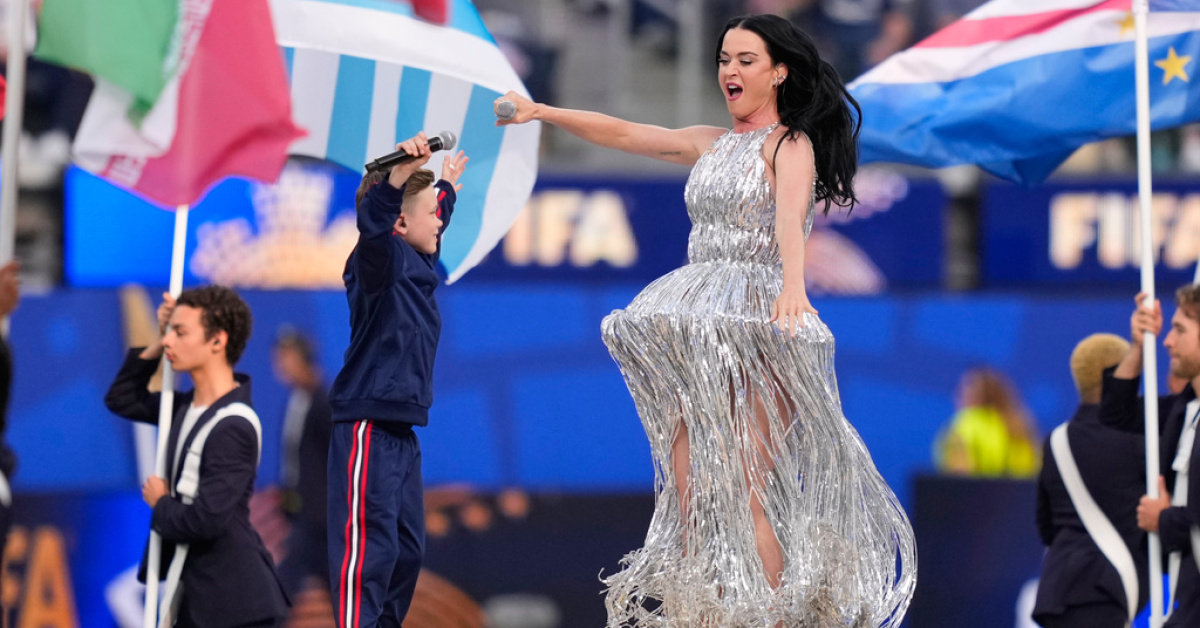 Katy Perry ve 10 Yaşındaki Tius Dünya Kupası Açılışını Şarkıyla Kutladı