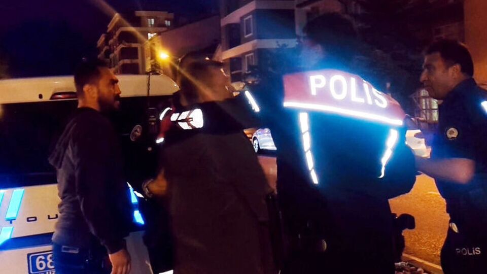 Kızını kaçıran kişinin kulağını kopardı!