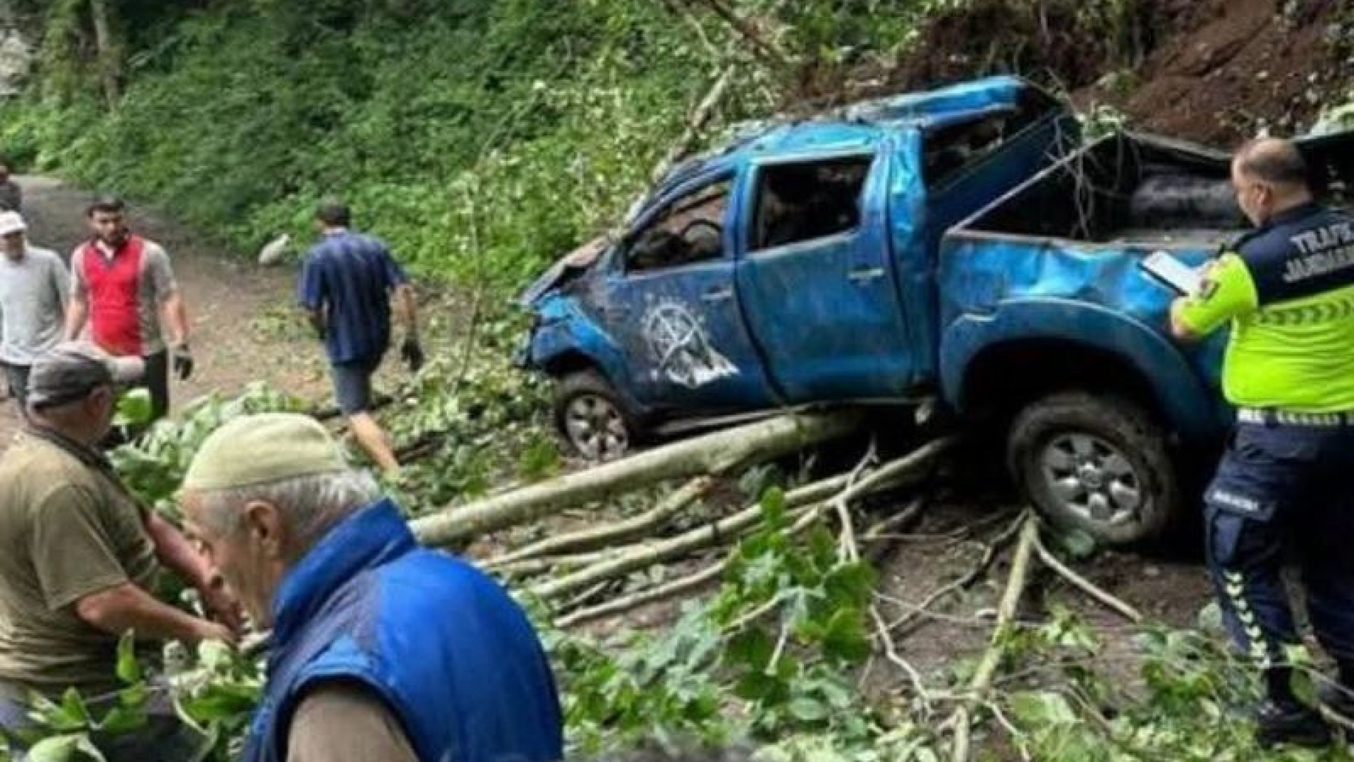 Rize'de kamyonet uçuruma yuvarlandı: Çift hayatını kaybetti
