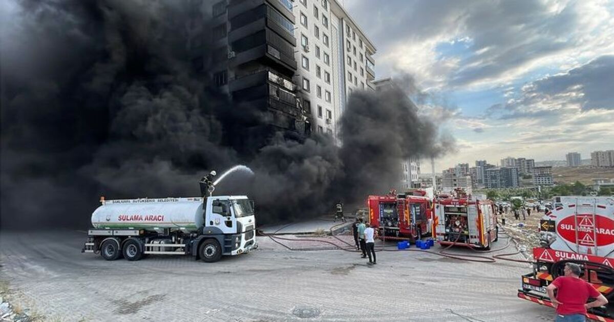 Şanlıurfa'da Apartman Yangını - 10 Katlı Bina Alevlere Teslim
