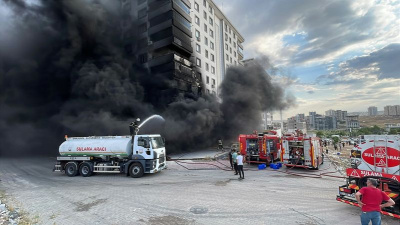 Şanlıurfa'da 10 katlı apartman alevlere teslim oldu!