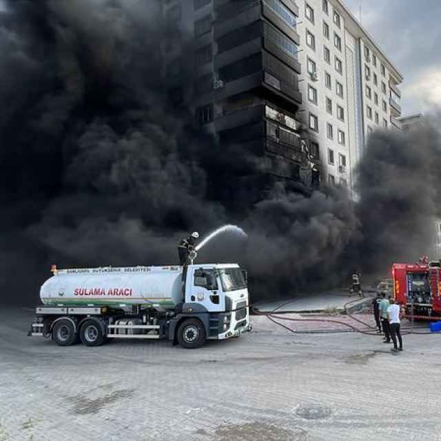 Şanlıurfa'da 10 katlı apartman alevlere teslim oldu!