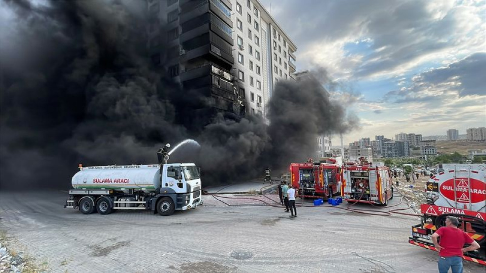 Şanlıurfa'da 10 katlı apartman alevlere teslim oldu!
