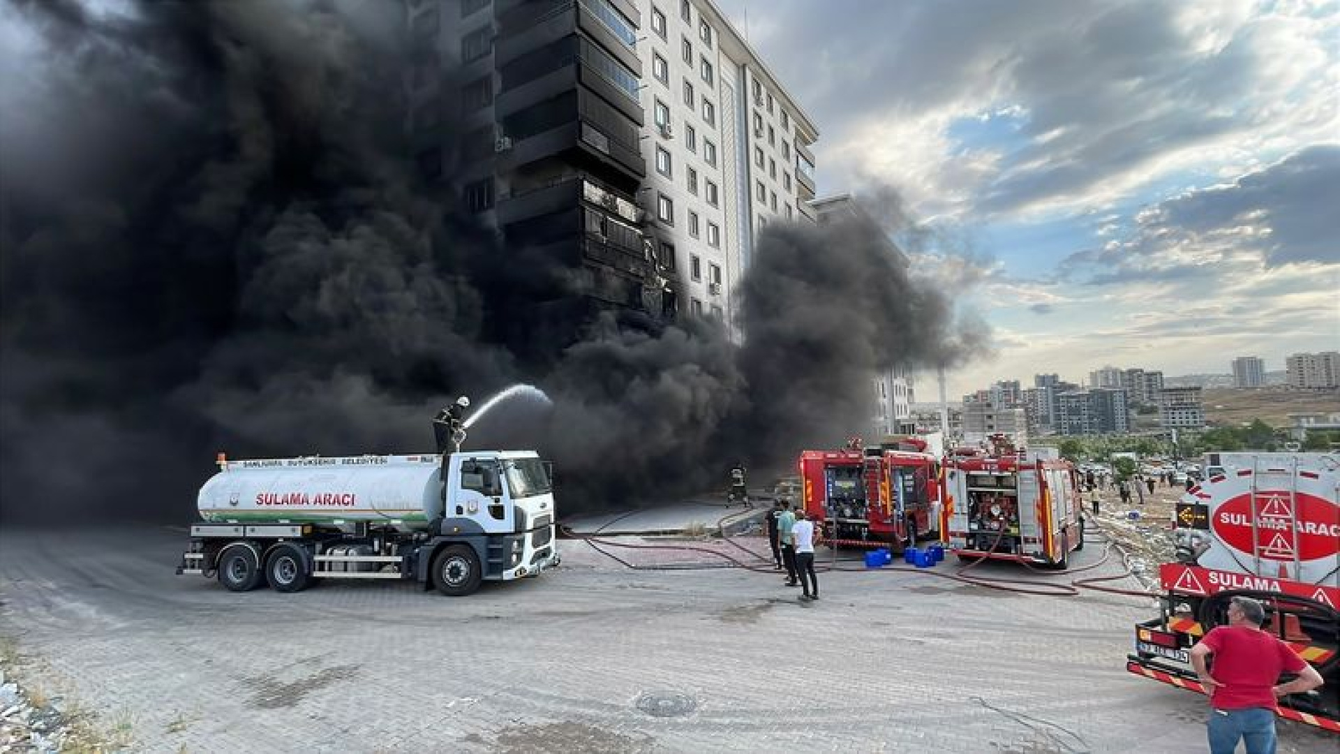 Şanlıurfa'da 10 katlı apartman yangını: 6 kişi yaralandı