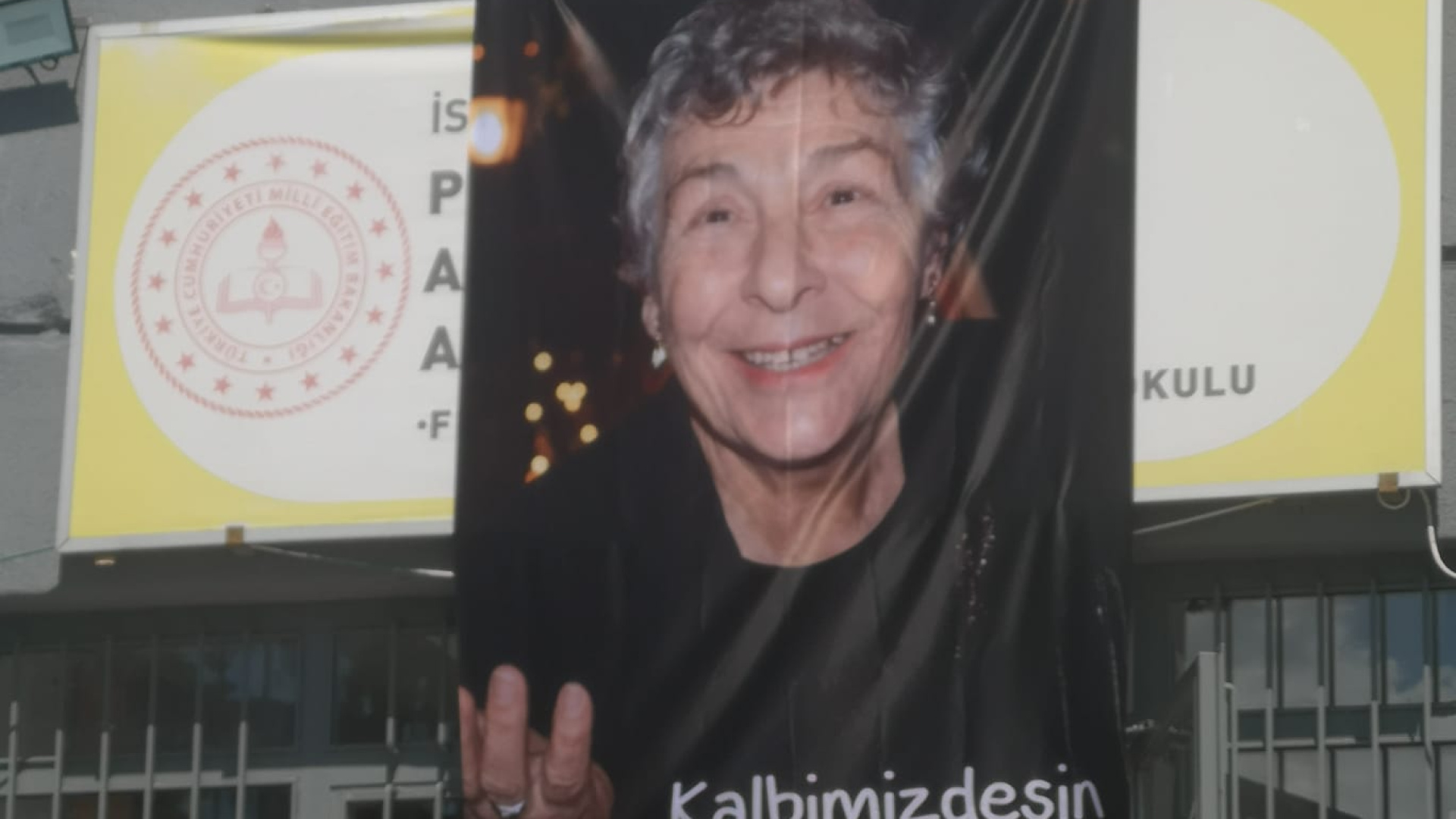 Paşabahçe Ferit İnal Lisesi mezunları efsane hocası Zülal Şişmanoğlu'nu andı